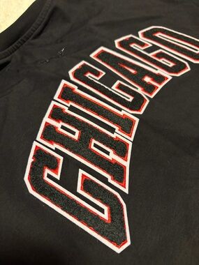 M | Chicago Chenille Appliqué Black Cropped Tee